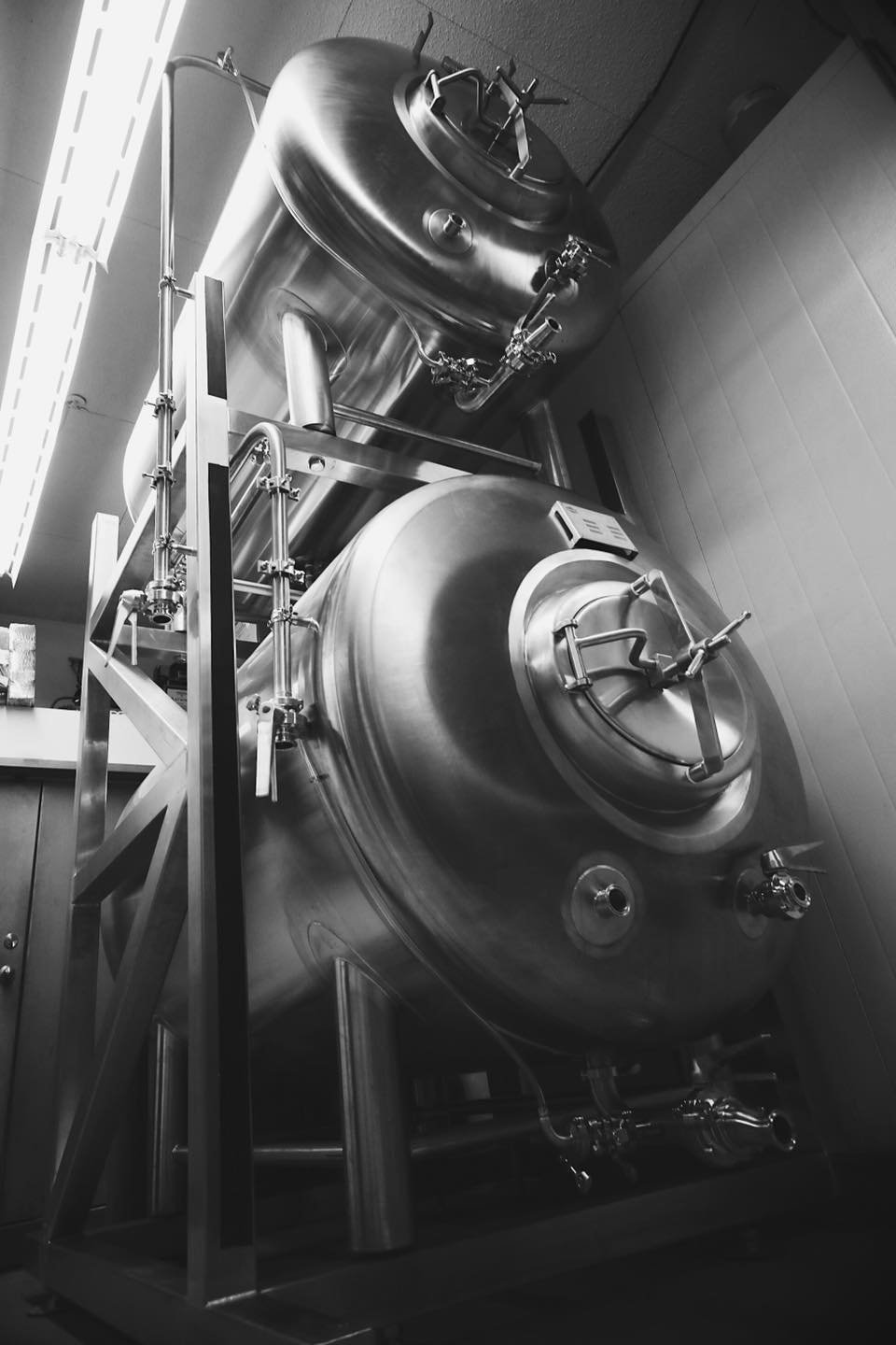 Why do some brewers prefer horizontal brite tanks?